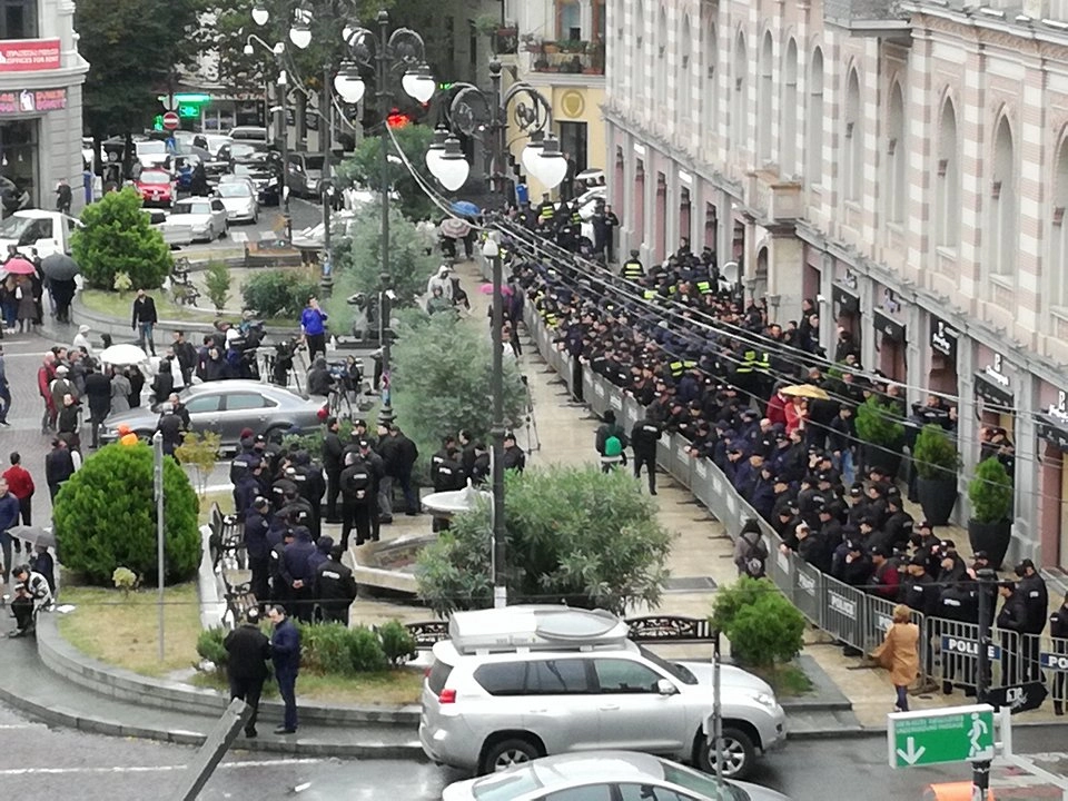 გაძლიერებული დაცვა საკრებულოსთან და შენობის გარეთ დარჩენილი ოპოზიციის წევრები