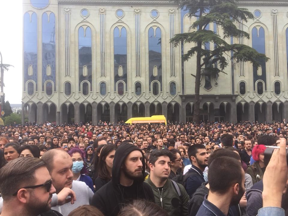 პარლამენტის წინ აქცია 15:00 საათზე განახლდება