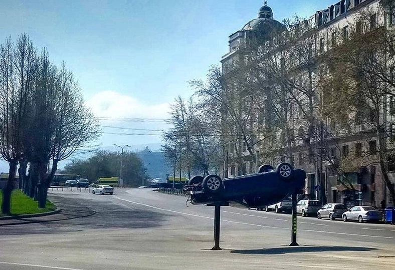 ამობრუნებული ავტომობილები თბილისის ქუჩებში | ფოტო