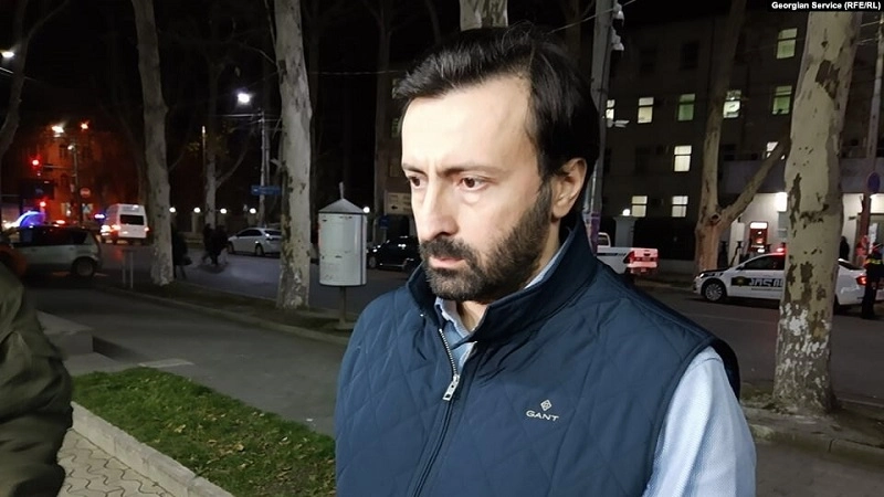 სააკაშვილის ფანჯარასთან დგას მანქანა, რომელიც ელექტრომაგნიტურ ტალღებს ასხივებს, რაც იწვევს ფსიქიკურ აშლილობას, ჯანმრთელობის მოსპობას და სიკვილს - გიორგი ჩალაძე