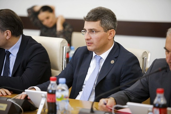 3%-იანი პარტიის უმანდატო ლიდერი საზოგადოებას რევოლუციისკენ, რომ მოუწოდებს და თან ვალდებულებას აკისრებს, სულ ცოტა სასაცილოა - მდინარაძე