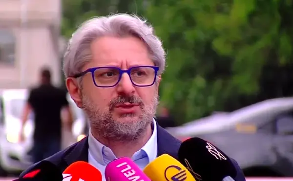 ძალიან მივქარავთ, როცა ალეკო ელისაშვილს ყურადღების მიღმა ვტოვებთ, იმიტომ რომ ქოცების მიერ მისი ტერორისტად შერაცხვა გვაკომპლექსებს, რეჟიმის მსხვერპლია ეს კაცი - ნიკა გვარამია