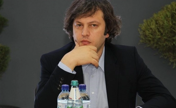 "ნაცმოძრაობასთან" და მის ტელევიზიებთან დაკავშირებული პირი, ეჭვმიტანილია მძიმე ქმედებებში, რაც უკავშირდება "ქოლცენტრებს", მისი გვარი „კ“-ზე იწყება - კობახიძე