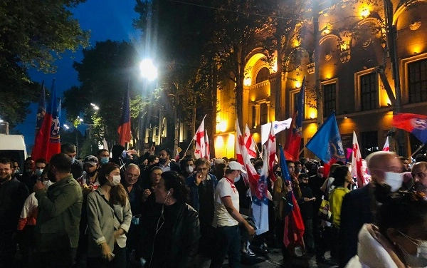 პარლამენტთან მიმდინარე აქციის მონაწილეები ბიძინა ივანიშვილის ბიზნესცენტრისკენ დაიძრნენ