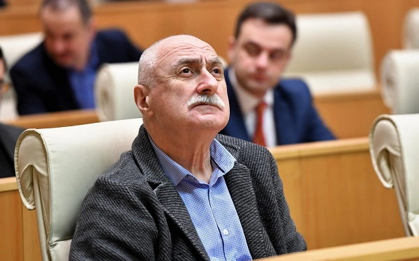 ვინც სიტყვა სადღეგრძელოს უგვანოდ იყენებთ, ცუდად გადღეგრძელეს როცა დაიბადეთ ან არასწორად დაიბადეთ - ლადო კახაძე