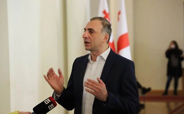 უხერხულია, როცა კალაძე ფეხს ითრევს და უნდა, რომ ჯოხი სხვაზე გადატეხოს. ვიდრე გამოძიება მიმდინარეობს,  მაღალი თანამდებობის პირებს უფლებამოსილება უნდა შეუჩერდეთ - ელისაშვილი
