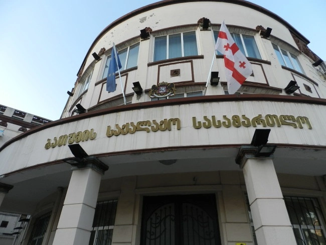 8 წლის გოგონას მიმართ გარყვნილი ქმედებისთვის დაკავებულ მამაკაცს ბათუმის სასამართლომ პატიმრობა შეუფარდა 