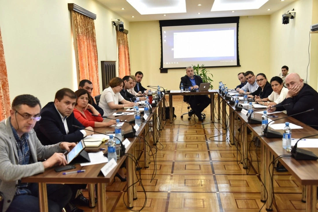საგამოძიებო კომისია 51-ე სკოლის მანდატურებს უსმენს