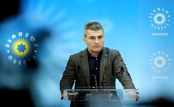 ცნობილი ნარატივი, რომ კვდება, აღმოჩნდა ტყუილი. კი არ კვდებოდა თურმე, უმძიმეს შეურაცხყოფას, მათ შორის ფიზიკურს აყენებდა მედპერსონალს - მდინარაძე სააკაშვილზე