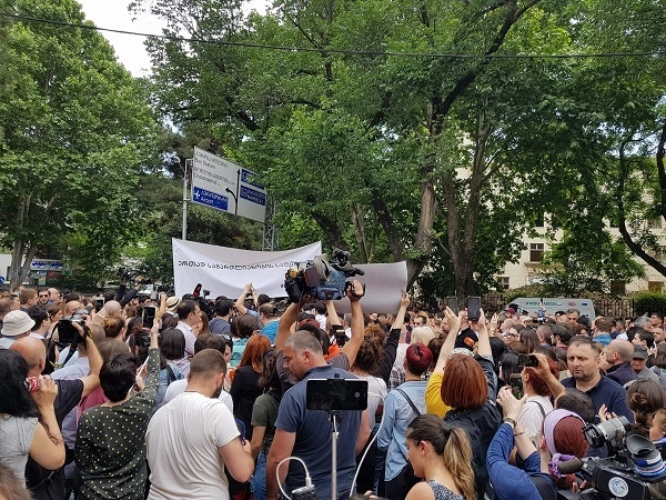  ვფიცავ მაღალ ღმერთს, ჩემი შვილი დამნაშავე რომ ყოფილიყო, მე თვითონვე დავახრჩობდი მას - მალხაზ მაჩალიკაშვილი პროკურატურასთან აქციაზე მივიდა