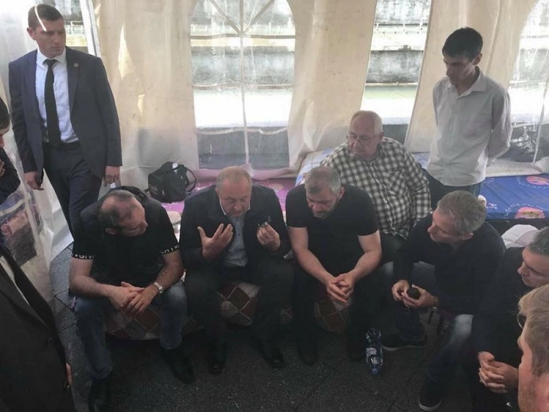 პარლამენტთან ზაზა სარალიძის მხარდამჭერ აქციაზე პრეზიდენტი მივიდა