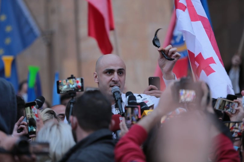 საპროტესტო აქციაზე ნიკა მელიამ ელექტრონული სამაჯური მოიხსნა და გადააგდო