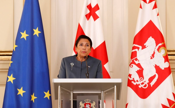 ვიმუქრებით, "თუ არ მოგვცეს სტატუსი, ფარდას ავხდითო". არ ვიცი, რა ფარდას ავხდით, მაგრამ ფარდა ჩვენზე რომ ნელ-ნელა ახდილია, ეს უნდა გვადარდებდეს, მგონი - სალომე ზურაბიშვილი