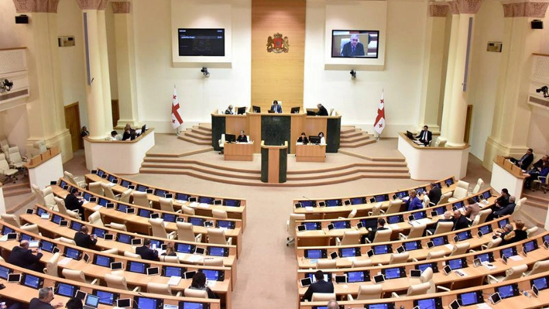პარლამენტში გაურკვეველი ნივთიერების შეტანაზე გამოძიება დაიწყო