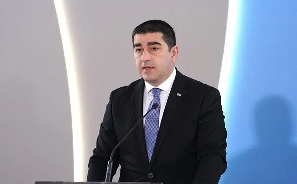 ნანუკა ჟორჟოლიანმა წლების თავზე აღმოაჩინა, რომ ქართულ სუფრასთან პირველ სადღეგრძელოს უფლის სადიდებელს ამბობენ, ამან გვაჩვენა რამხელა უფსკრულია აგენტურულ პოლიტიკურ ჯგუფებსა და ქართველ ხალხს შორის - შალვა პაპუაშვილი