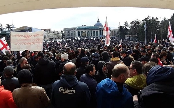 ქუთაისში ნამახვანჰესის წინააღმდეგ საპროტესტო აქცია გაიმართა