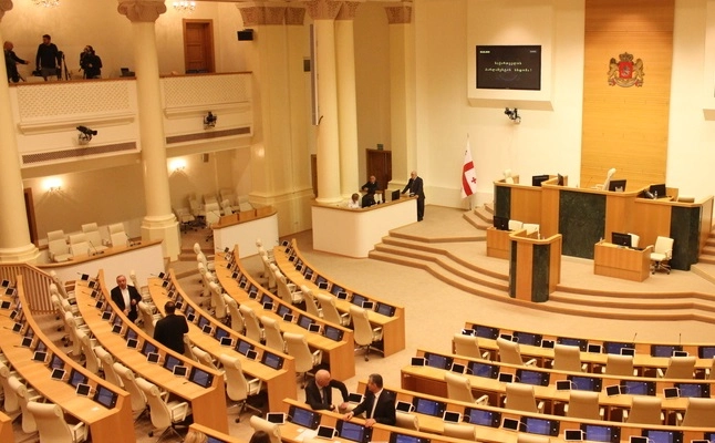 სკოლის გამოსაშვები გამოცდების გაუქმებას პარლამენტმა მხარი დაუჭირა