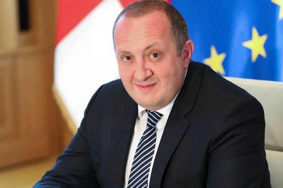 პრეზიდენტი: გულითადად გილოცავთ შობას ყველას