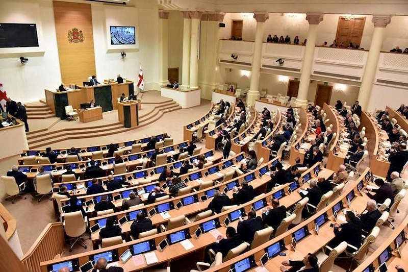 კარანტინის წესის დარღვევისთვის ფიზიკური პირი 3 000 ლარით, ხოლო იურიდიული პირი 15 000 ლარით დაჯარიმდება