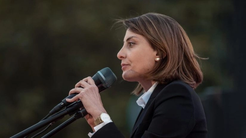 ქუთაისში, მუნიციპალიტეტის თანამშრომლებს ძალდატანებით ცოცხები დაურიგეს და დააყენეს გზაზე - ხატია დეკანოიძე