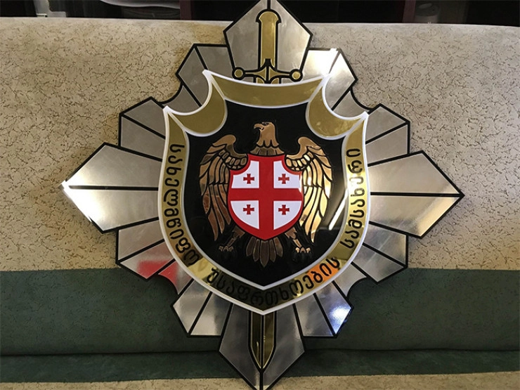 ქრთამის აღების ფაქტზე შემოსავლების სამსახურის თანამშრომელი დააკავეს
